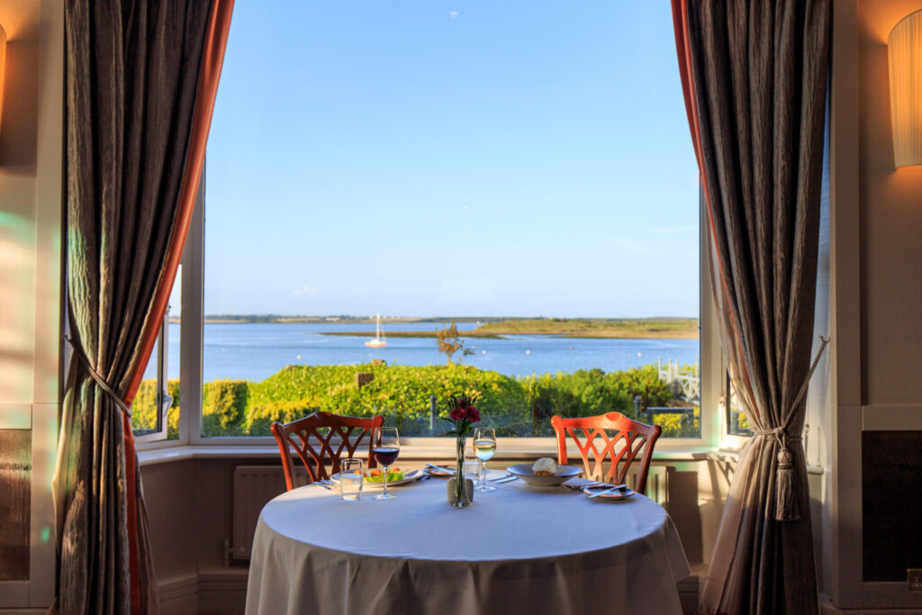 Coast Restaurant - Luxurious dining room overlooking the sea